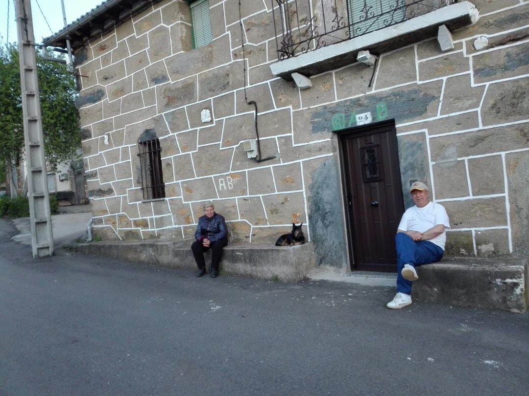 Hermandina y Ángel, pasando la tarde en Carbajalino