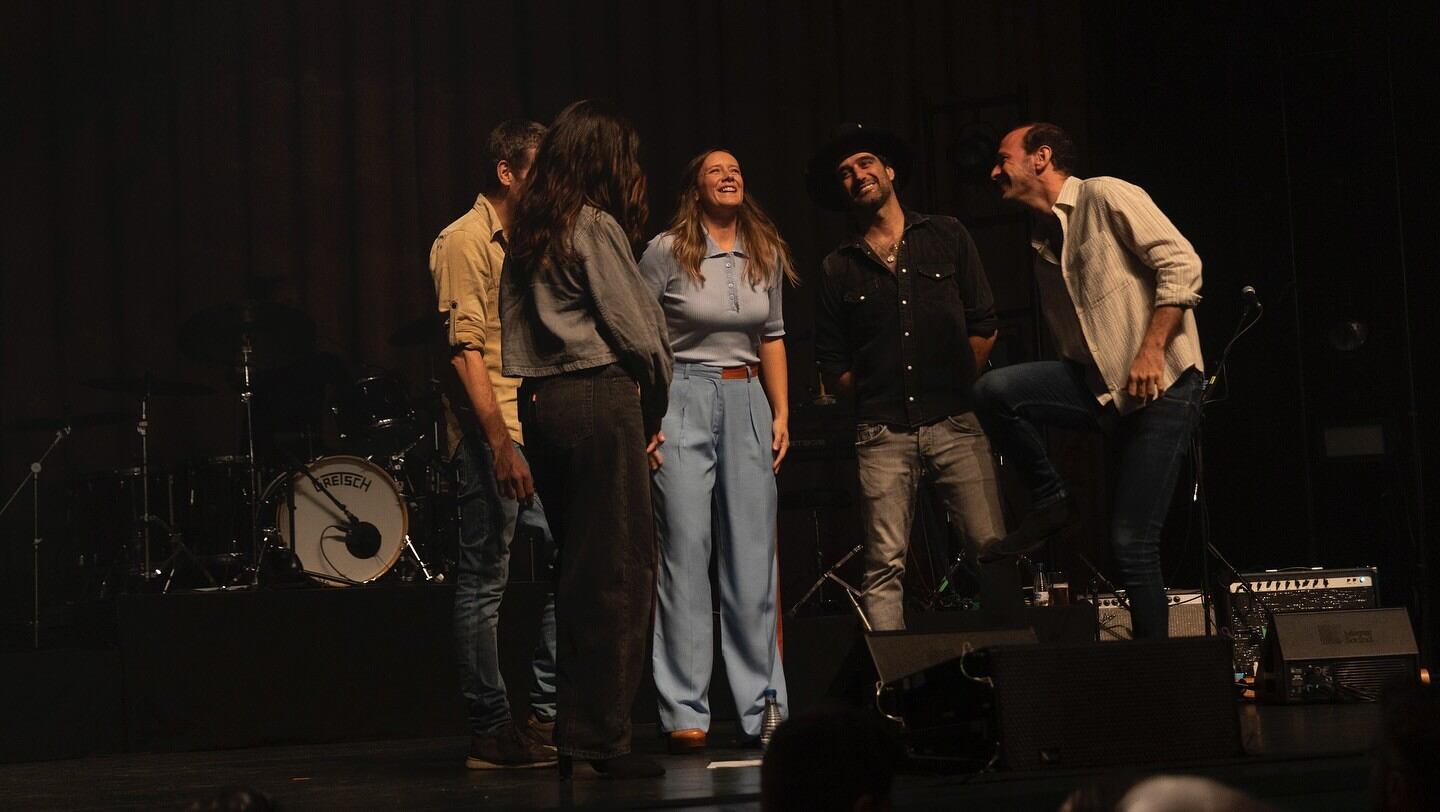 los cuatro miembros originales de Morgan (Nina de Juan a la voz, Paco López en la guitarra, David Schulthess “Chuches” a los teclados y el batería Ekain Elorza) suman los hermanos Planas (Willy al bajo y Gabi a la percusión, teclados y guitarra acústica) y a los coristas Carolina García y Alejandro Molina.