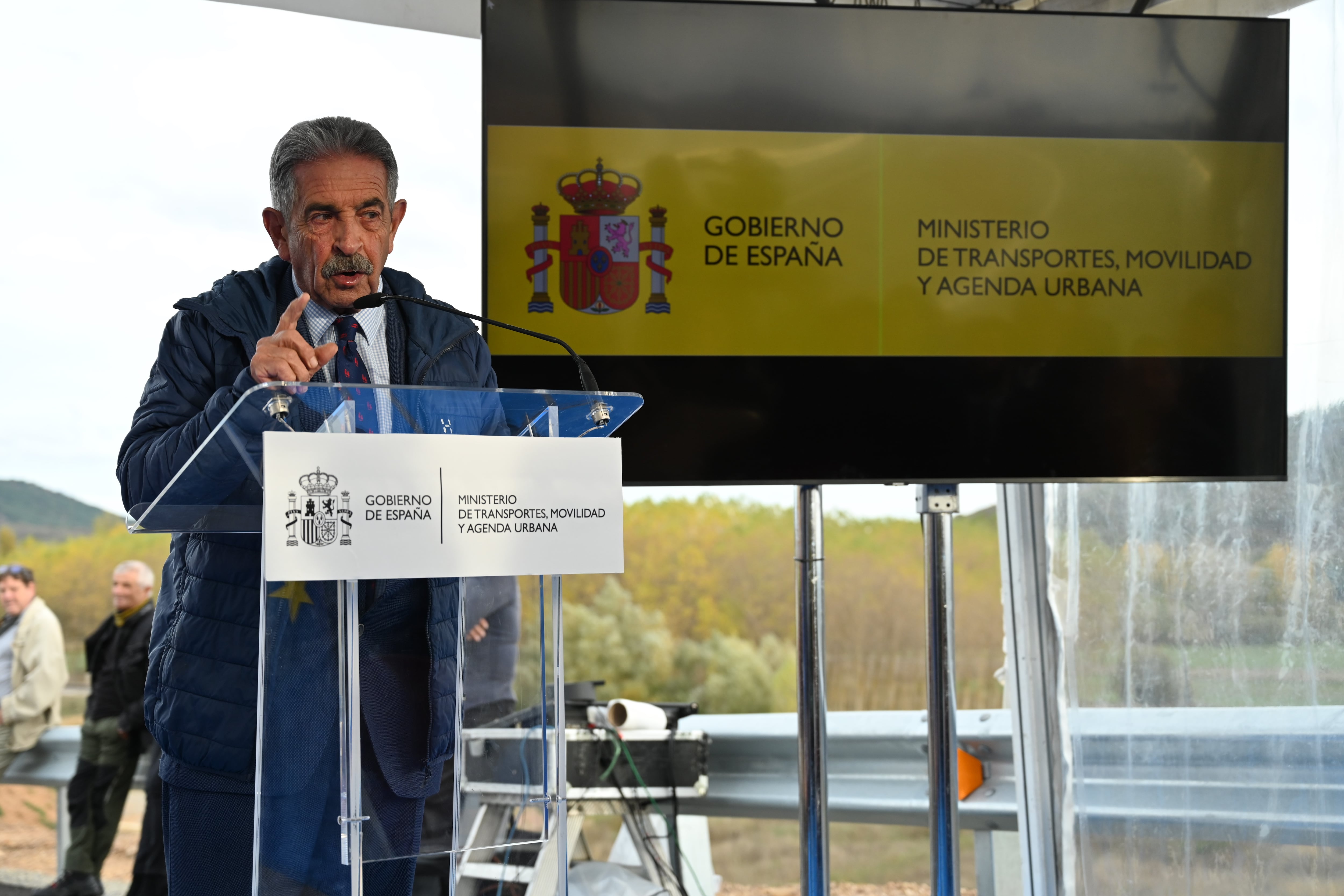 QUINTANILLA DE LAS TORRES, 02/11/2022.- El presidente de Cantabria, Miguel Ángel Revilla, durante el acto de puesta en servicio de un nuevo enlace en la autovía A-67, en la localidad de Quintanilla de las Torres (Palencia), con el que se mejorará la conexión entre Cantabria y Castilla y León. EFE/ Almudena Álvarez
