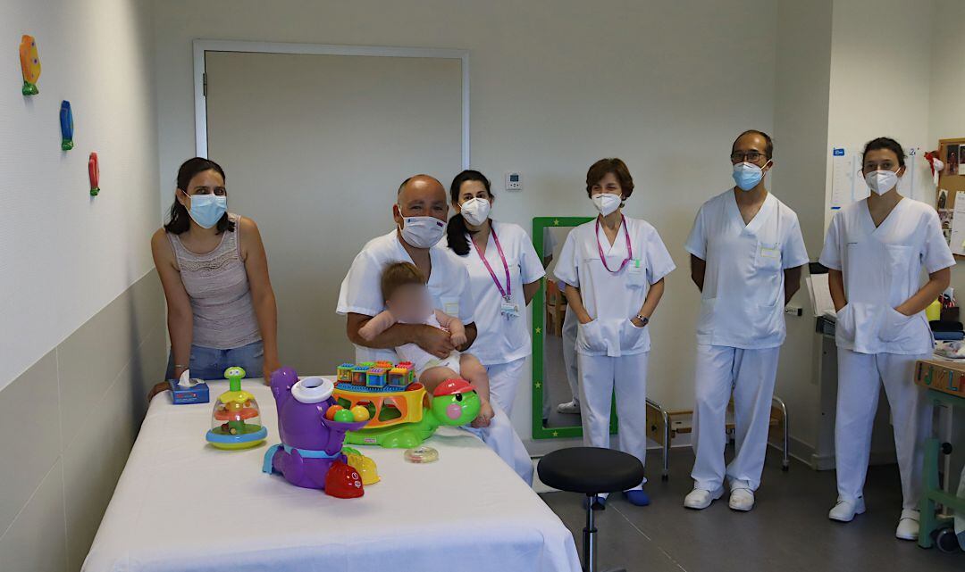 Parte del equipo de la Unidade con una paciente y su madre