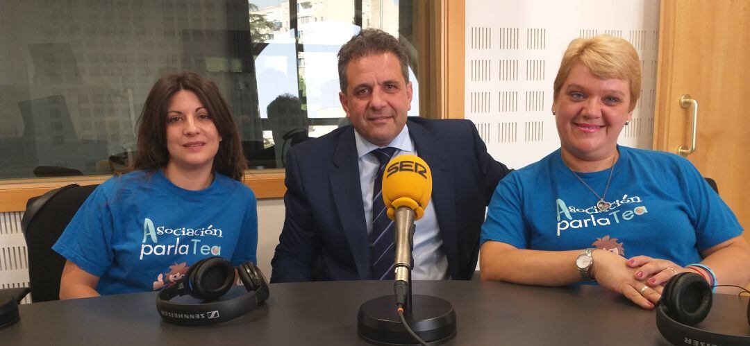 El alcalde de Parla, Ramón Jurado, junto con dos representantes de la asociación Parla TEA. 