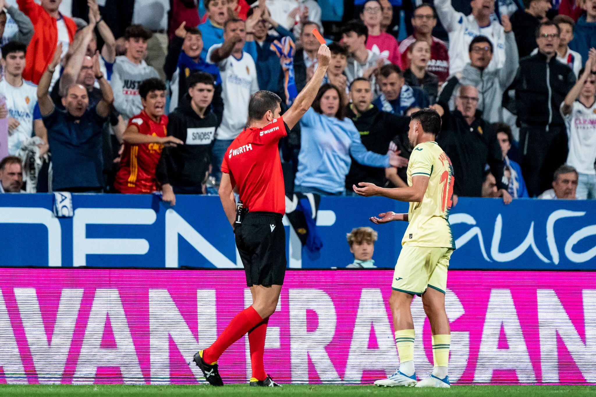 Trujillo Suarez muestra la cartulina roja a Javi Muñoz