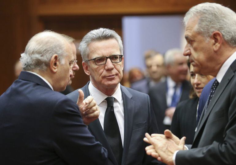 El ministro de Interior en funciones de España, Jorge Fernández Díaz (i) conversa con su homólogo alemán Thomas de Maiziere (c) y el comisario europeo de Interior, Dimitris Avramopoulos (d) durante la reunión extraordinaria de ministros del Interior en el