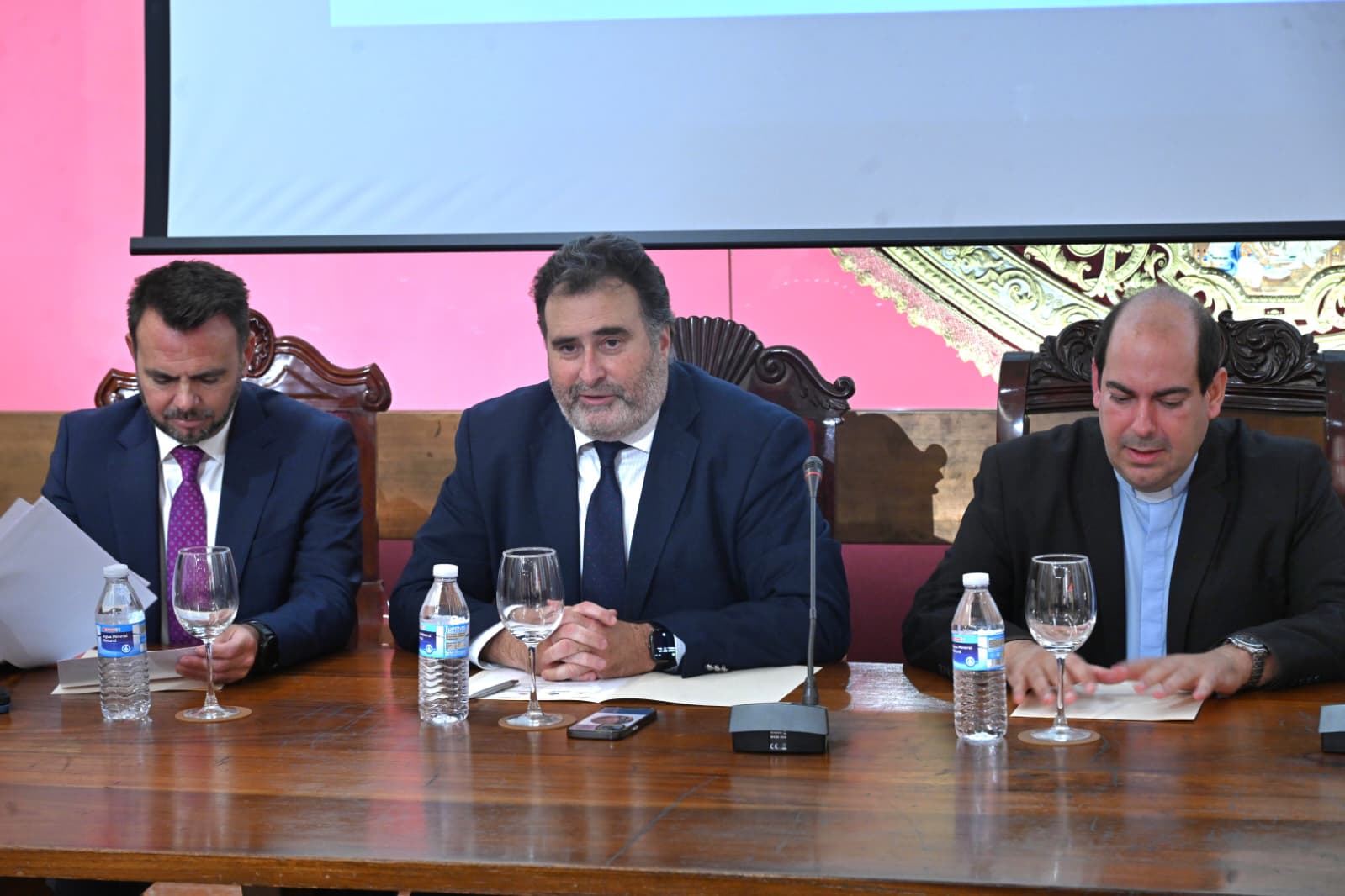 El hermano mayor de Los Estudiantes, José Ignacio del Rey -en el centro-, durante la firma del convenio
