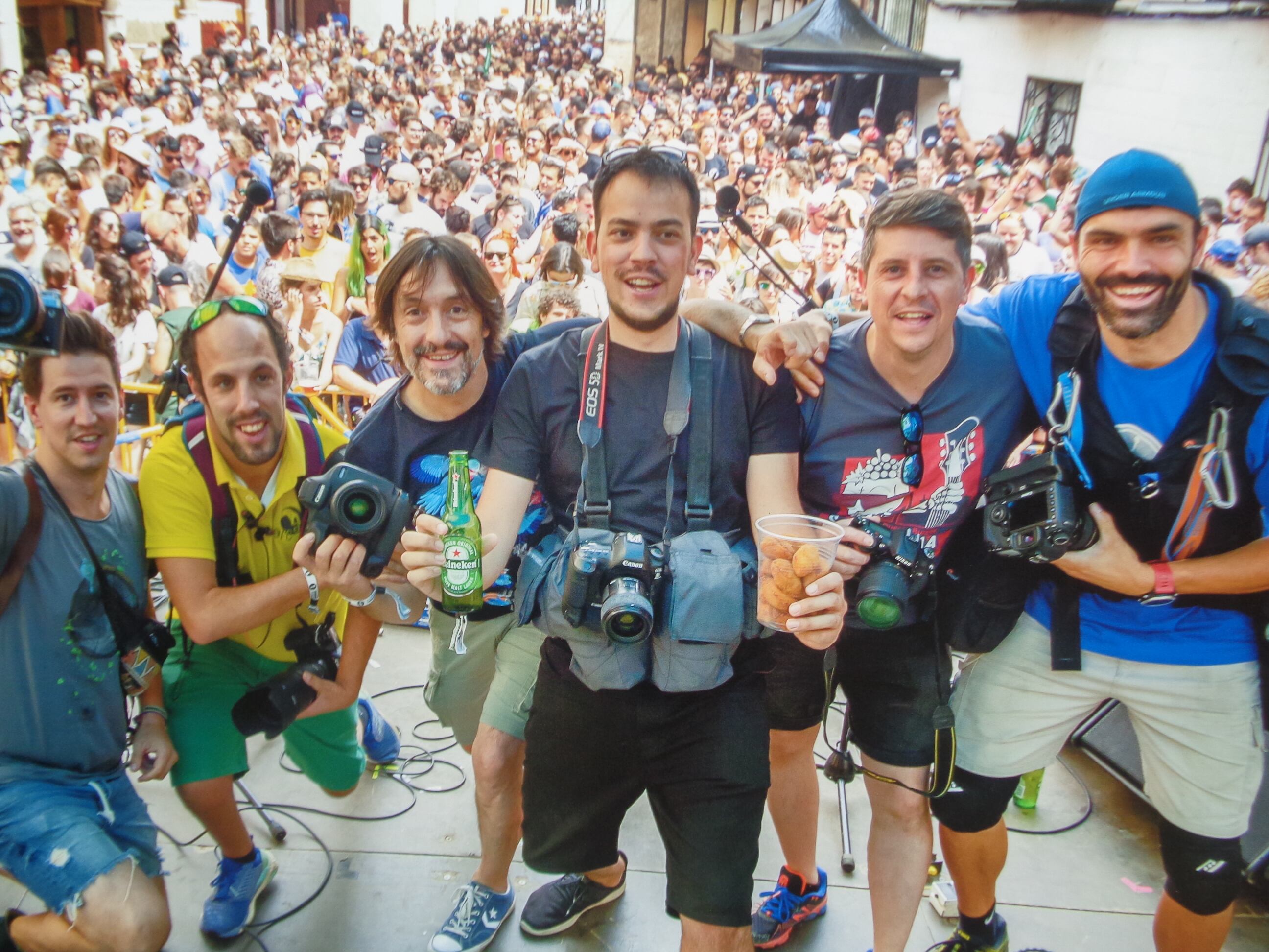 La muestra concluye con una foto de los autores de la exposición fotografiados por Xandra González en la Plaza del Trigo