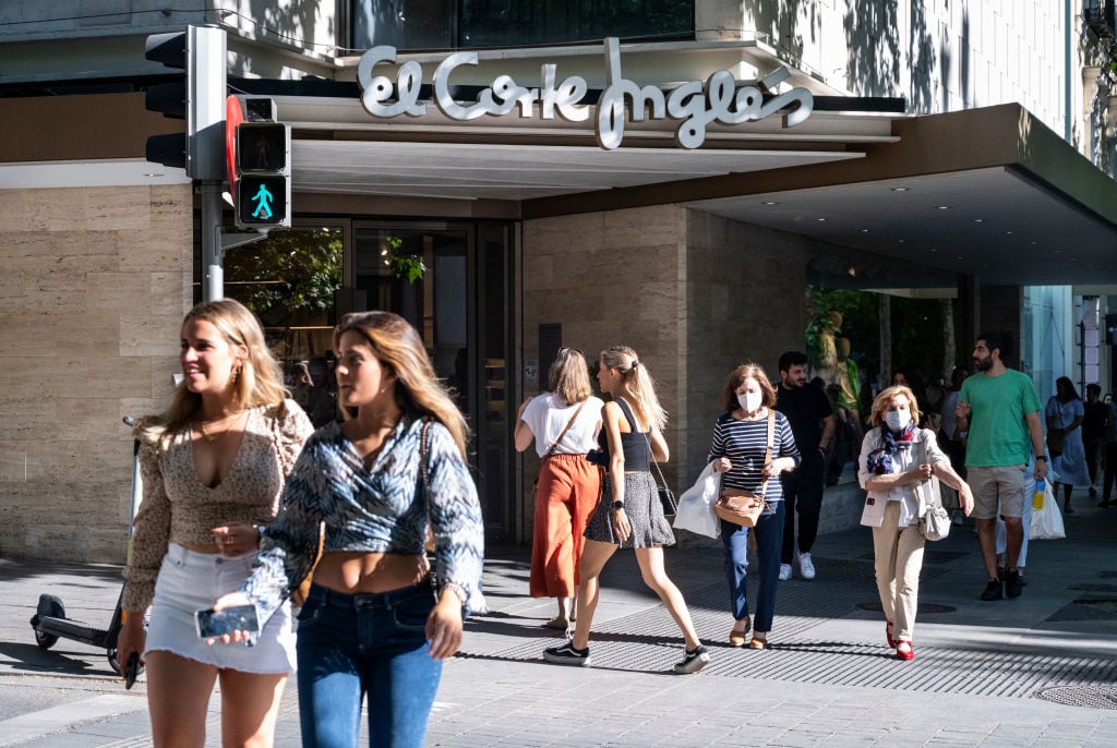 Viandantes junto a un local de El Corte Inglés