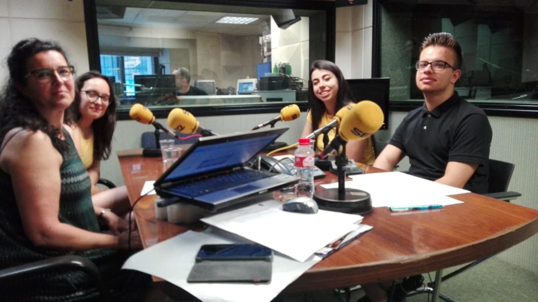 Alunmos de bachillerato que esta semana afrontan la EBAU  junto a la representante de la CEAPA, Marina Álvarez, en los estudios de Radio Zamora