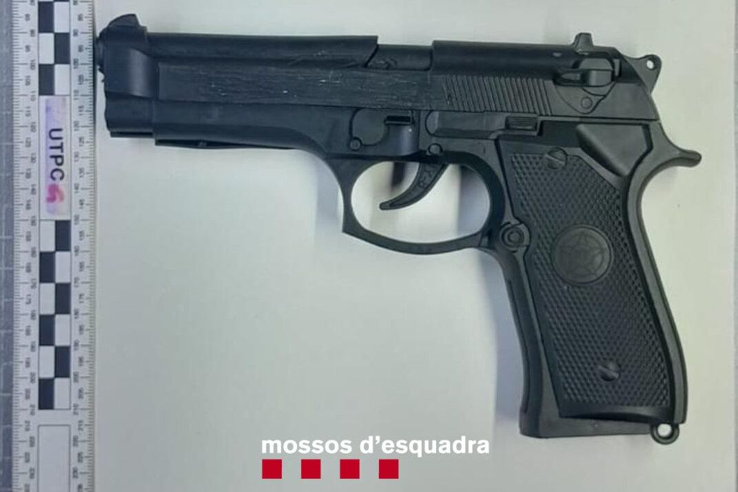 La pistola falsa que un home portava per robar en un domicili d&#039;Empuriabrava