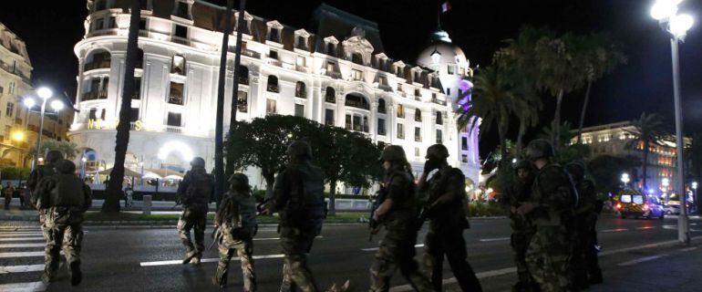 Militares franceses en el paseo mar&iacute;timo de Niza