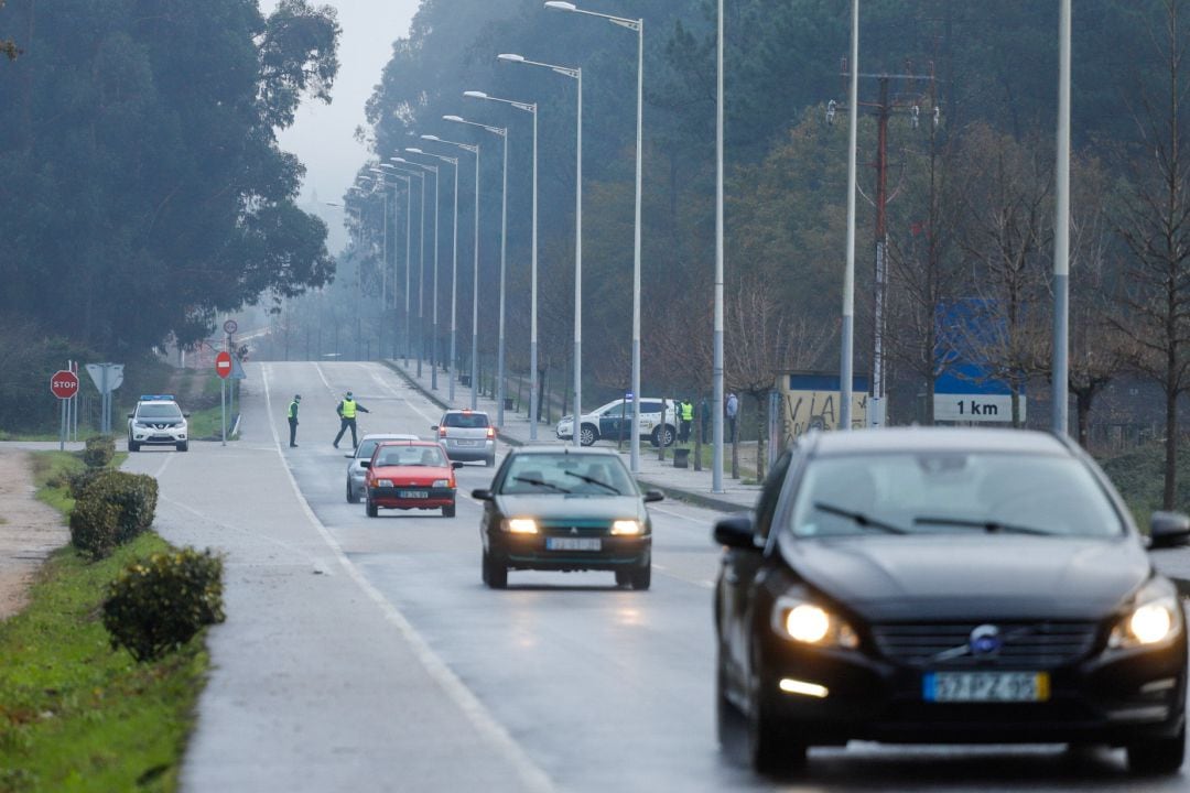 Un control policial en la frontera de Galicia con Portugal, en O Porriño, Galicia (España).