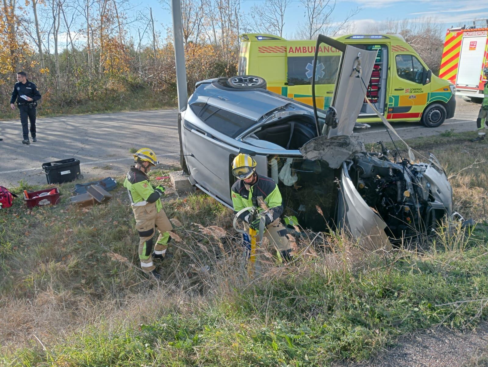 Los bomberos de Huesca atienden el accidente de un vehículo