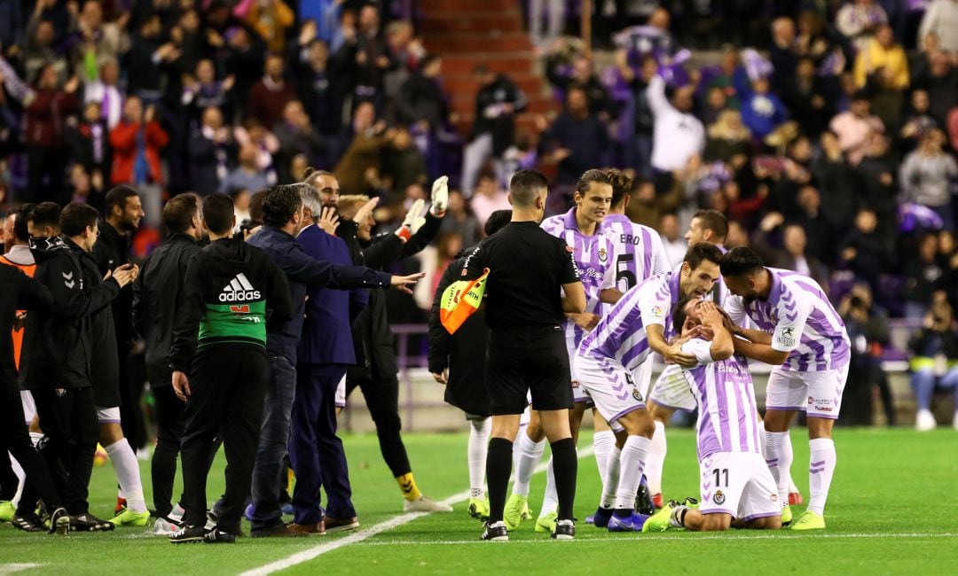 Los jugadores del Real Valladolid felicitan a Daniele Verde tras marcar el gol del empate