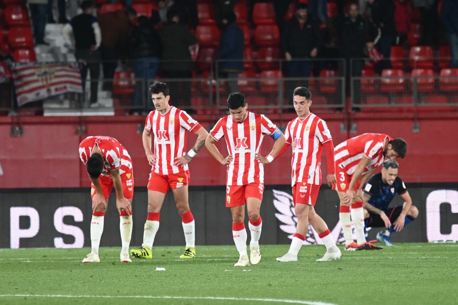 De nuevo caras de decepción al dejar pasar una nueva oportunidad de ganar un partido.