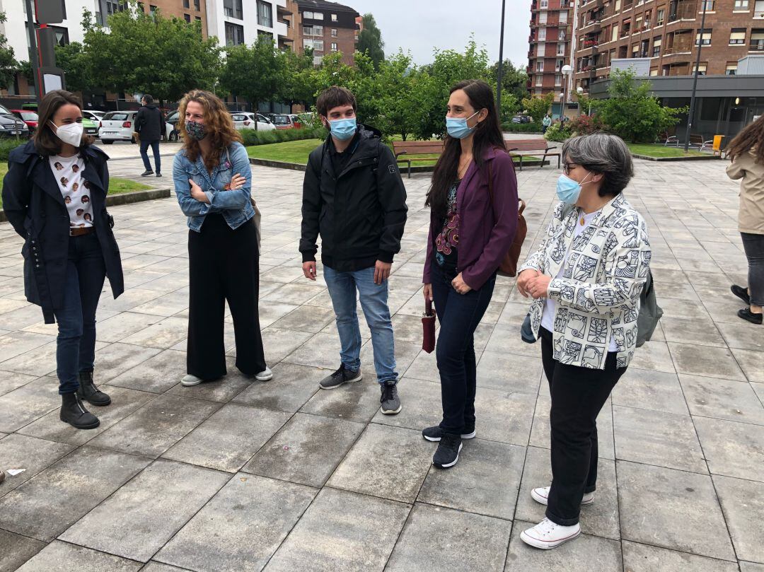 La delegada de Igualdad, Miren Echeveste, el delegado de Bienestar Social, David Nuño,la historiadora Mertxe Tranche, la dinamizadora del local de Behobia Raquel Calvo y Oihana Llorente en representación de Parean Elkartea 