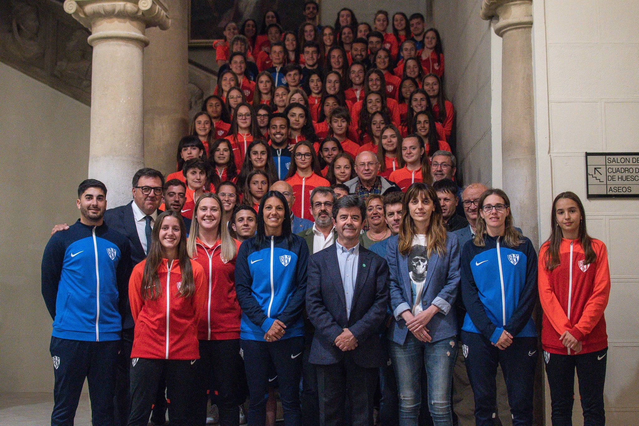 Foto de familia en el Ayuntamiento de Huesca