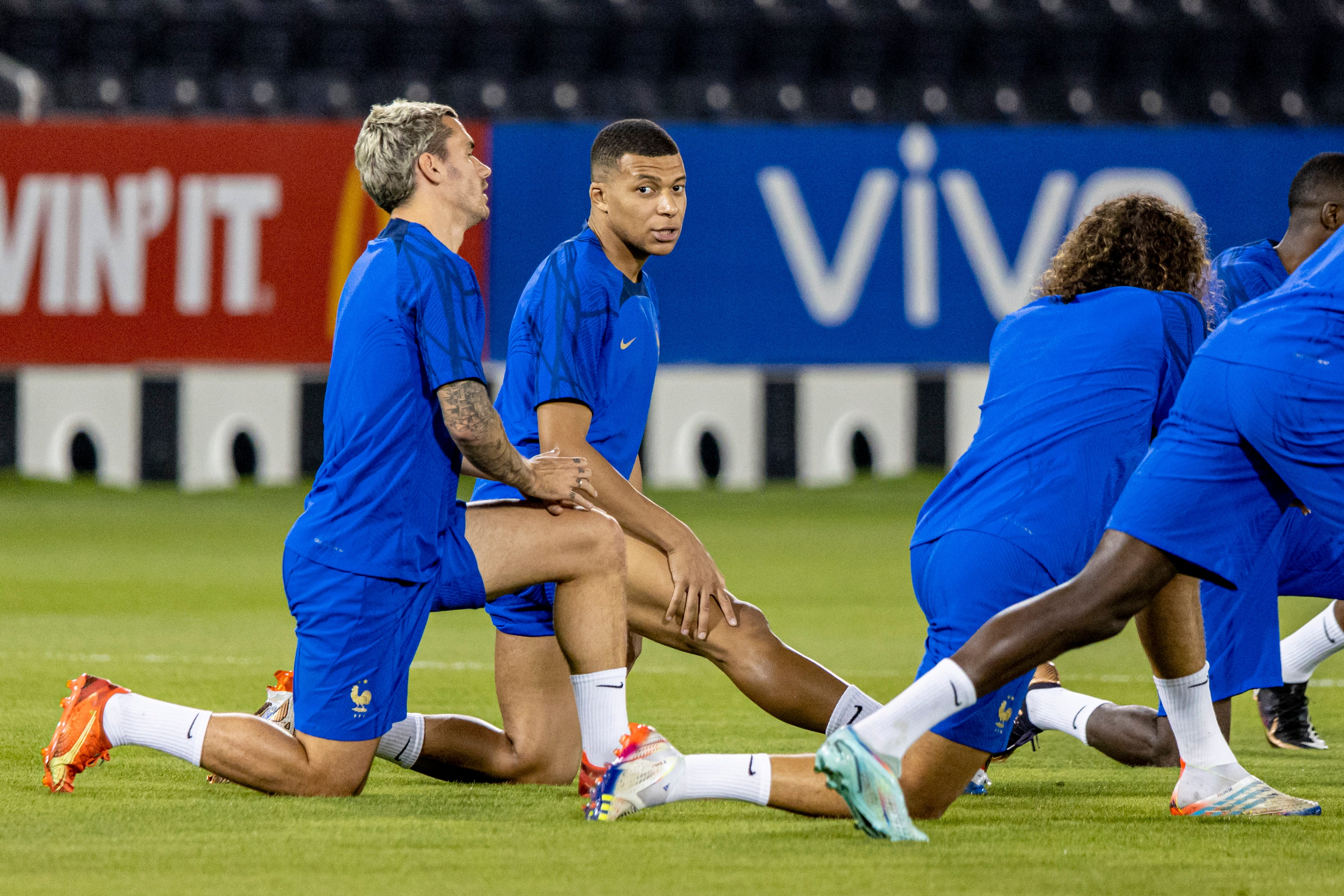 Mbappé y Griezmann estiran durante el último entrenamiento de la selección francesa.