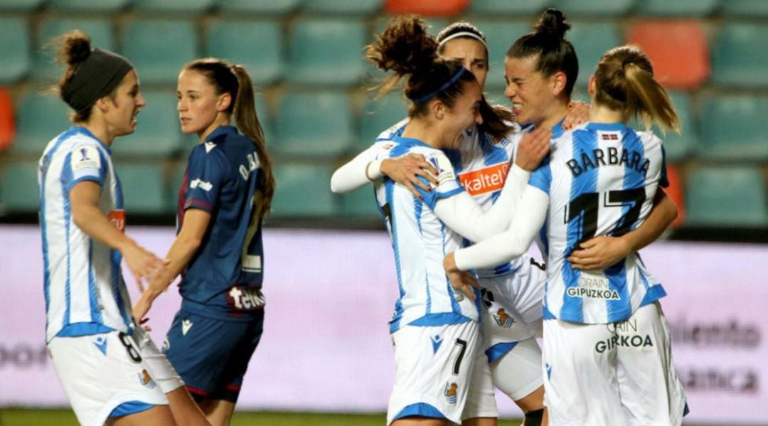 Nahikari García, Leire Baños, Itxaso Uriarte y Barbara Latorre celebran un gol con la Real Sociedad