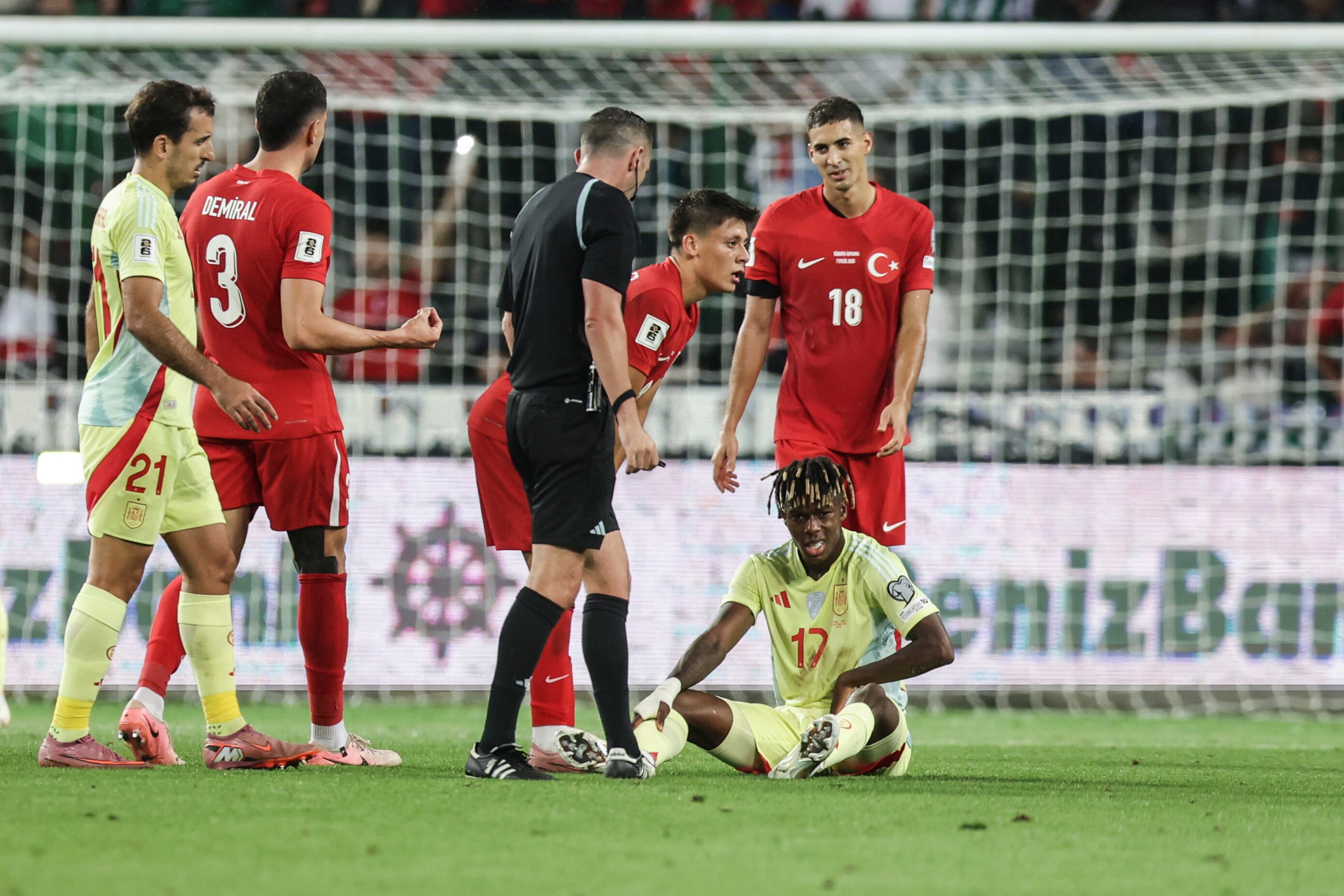 KONYA (Turkey), 07/09/2025.- Nico Williams of Spain sits on the ground after an injury during the FIFA World Cup 2026 qualifying Group E soccer soccer match between Turkey and Spain in Konya, Turkey, 07 September 2025. (Mundial de Fútbol, España, Turquía) EFE/EPA/ERDEM SAHIN