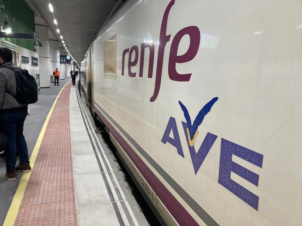 Un tren AVE en un andén soterrado de la estación Murcia del Carmen