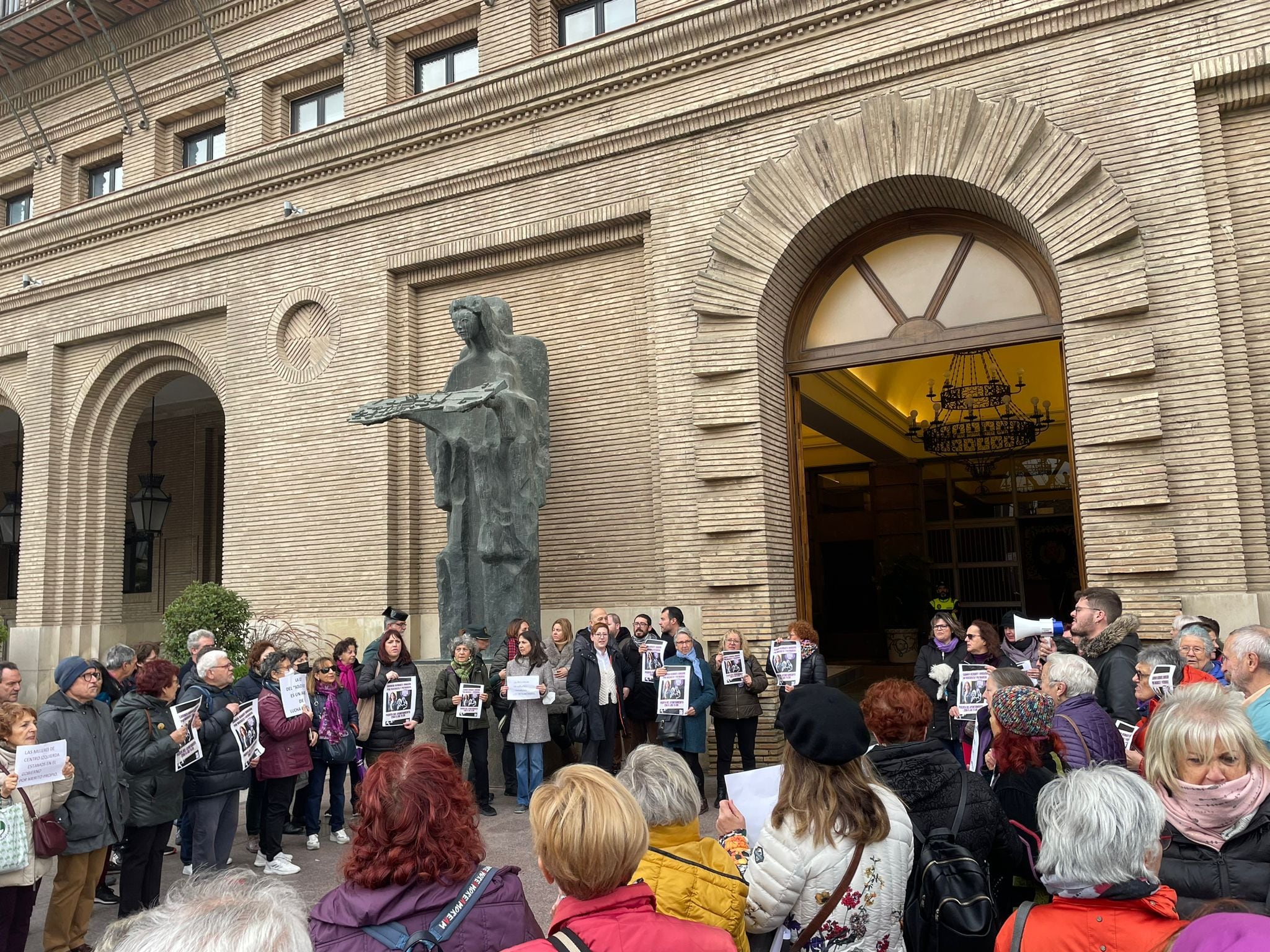 Concrentración por el 25N a las puertas del Ayuntamiento de Zaragoza