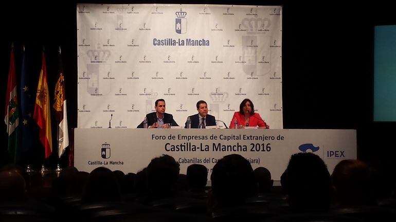 El alcalde de Cabanillas, el presidente regional y la consejera de Empleo durante la celebración de un Foro Empresarial.