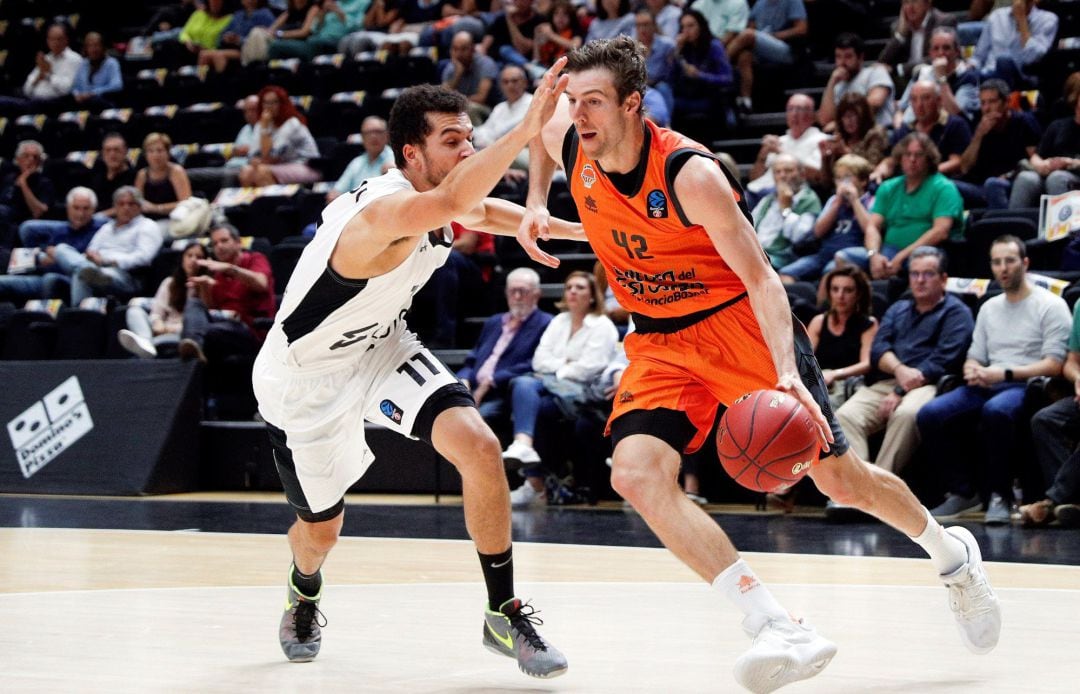 El jugador del Valencia Basket, Aaron Doornekamp, trata de vencer la oposición del del LDLC Asvel Villeurbanne, Charles Galliou