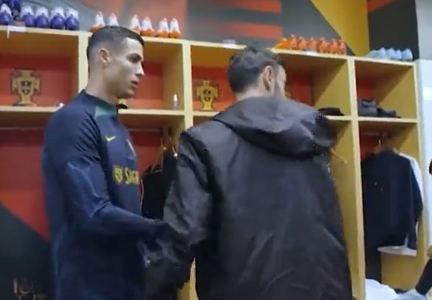 Cristiano Ronaldo y Bruno Fernandes se saludan en la concentración de Portugal.