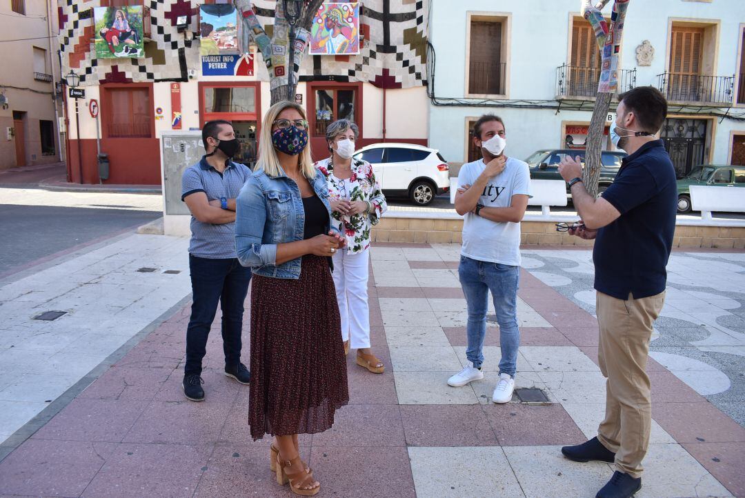 La alcaldesa de Petrer junto a los portavoces del Ayuntamiento 