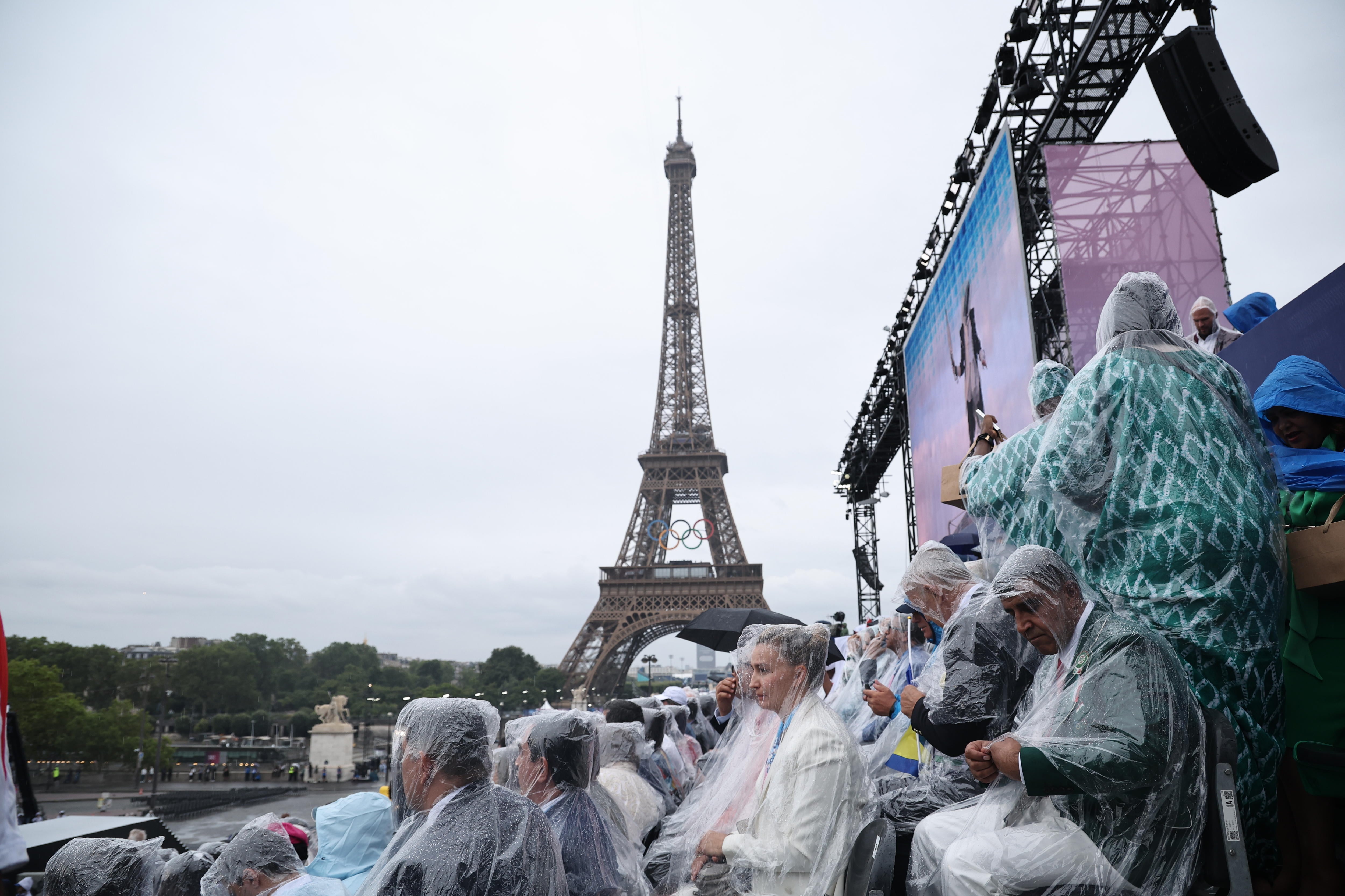 Paris (France), 26/07/2024.- Spectators wearing rain ponchos during the Opening Ceremony of the Paris 2024 Olympic Games, in Paris, France, 26 July 2024. (Francia) EFE/EPA/CHRISTOPHE PETIT TESSON
