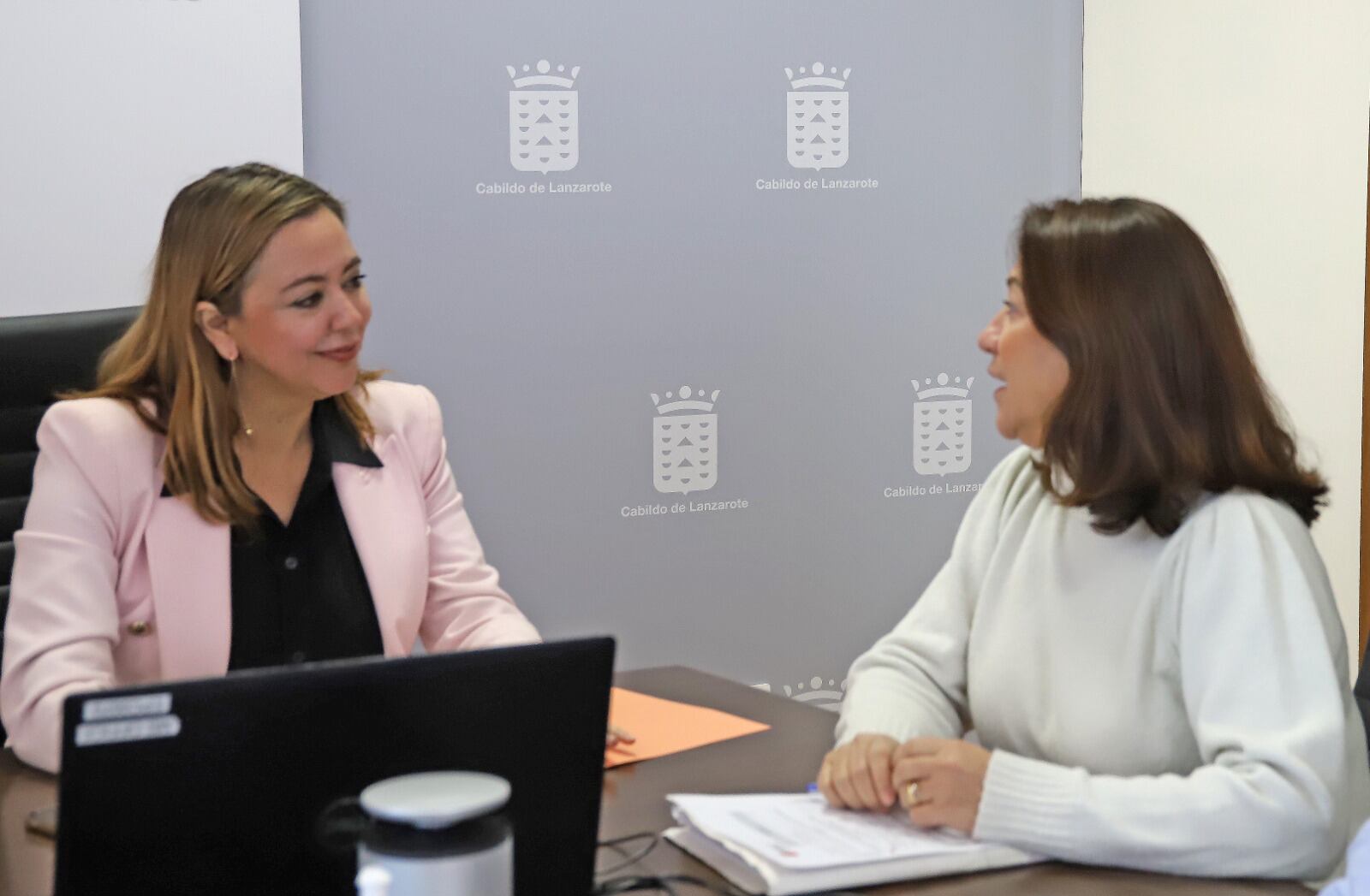 María Dolores Corujo, presidenta del Cabildo de Lanzarote, junto a Isabel Martín, consejera de Derechos Sociales.