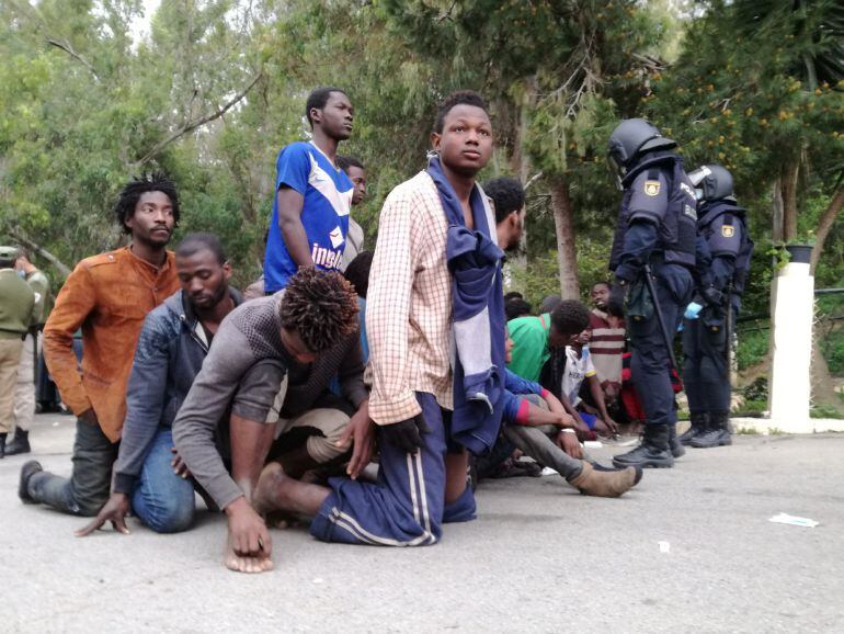 Imagen de archivo de inmigrantes tras un salto a la valla de Ceuta