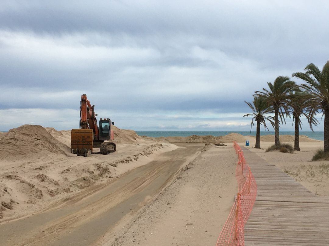 Maquinaria para la extracción de arena en la playa de l&#039;Auir 