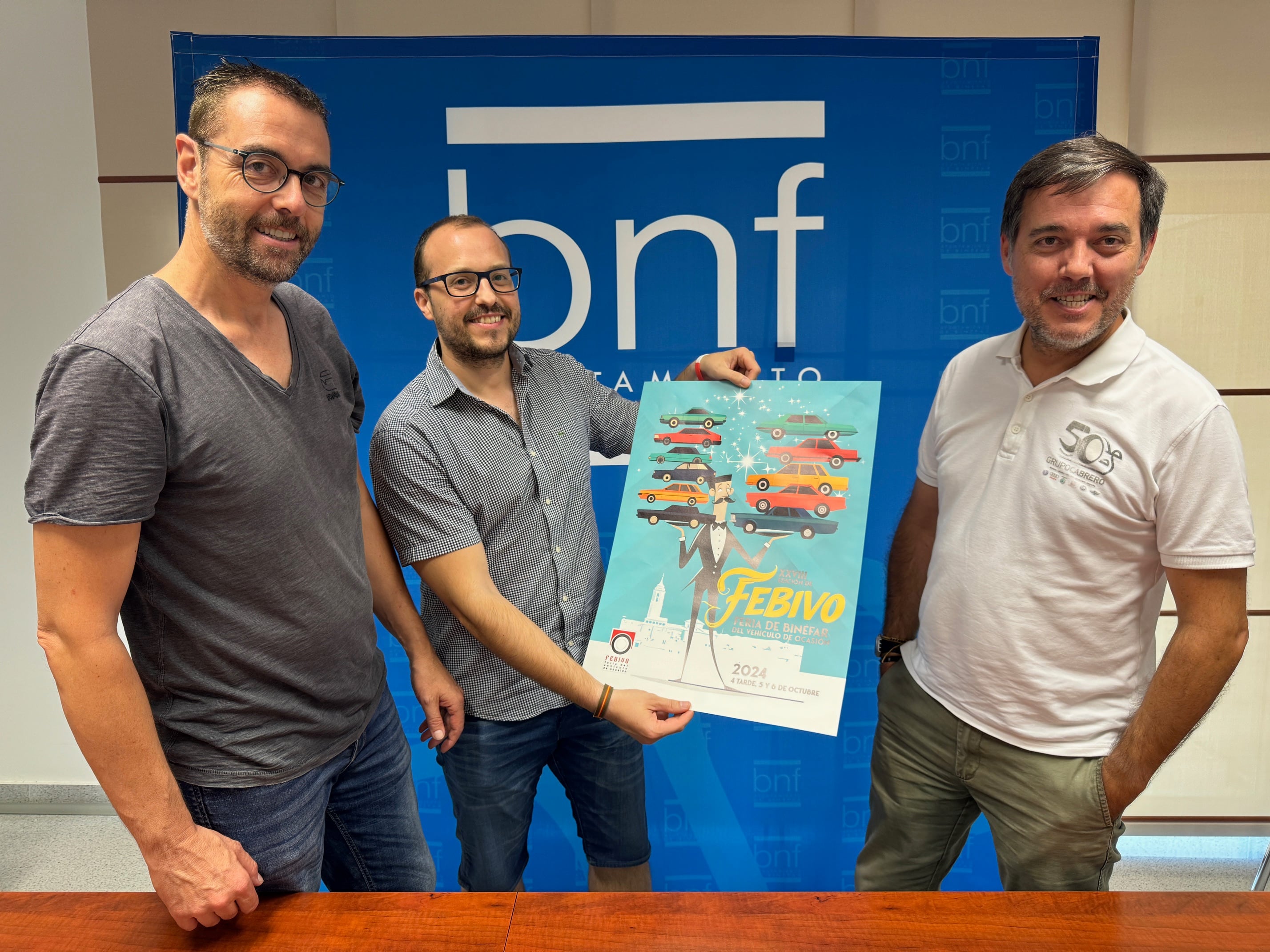 Raúl Semeli, Miguel Ángel Pascual y David Cabrero con el cartel ganador. Foto: Ayuntamiento de Binéfar