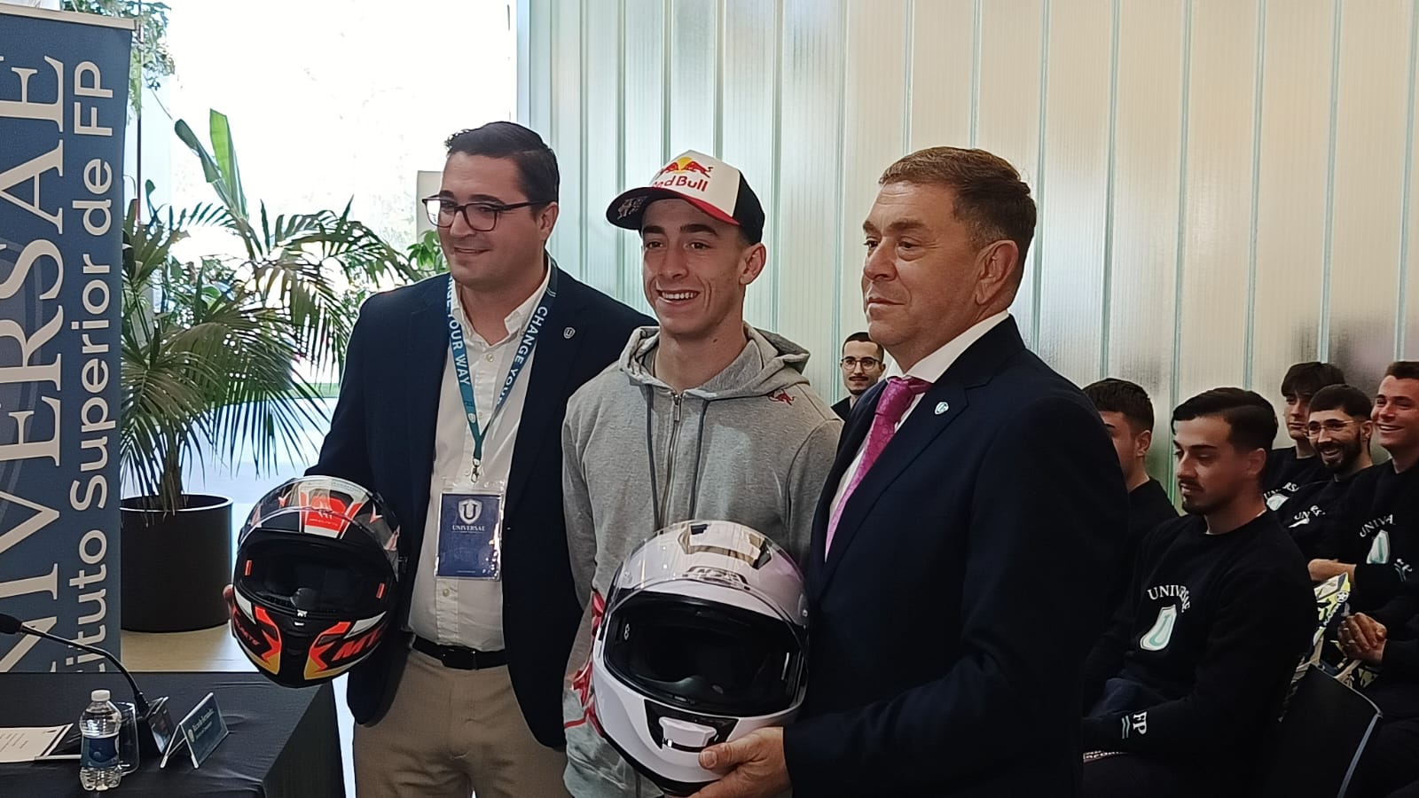 Pedro Acosta junto a representación de Universae en la sede del Polígono Oeste