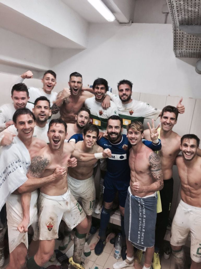 Los jugadores del Elche C.F. celebran la victoria en el vestuario