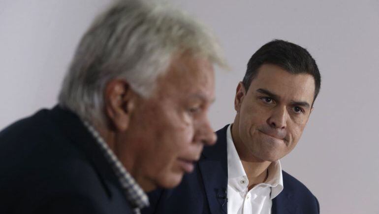 El secretario general del PSOE, Pedro Sánchez, junto al expresidente del Gobierno Felipe González, en una foto de archivo.