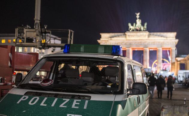 Un vehículo policial ante la Puerta de Brandenburgo en Berlín.