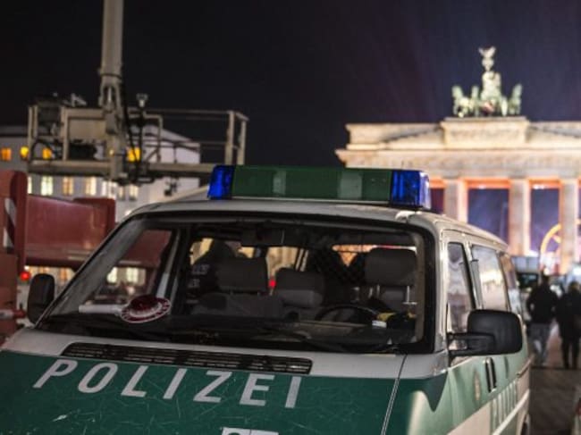 Un vehículo policial ante la Puerta de Brandenburgo en Berlín.