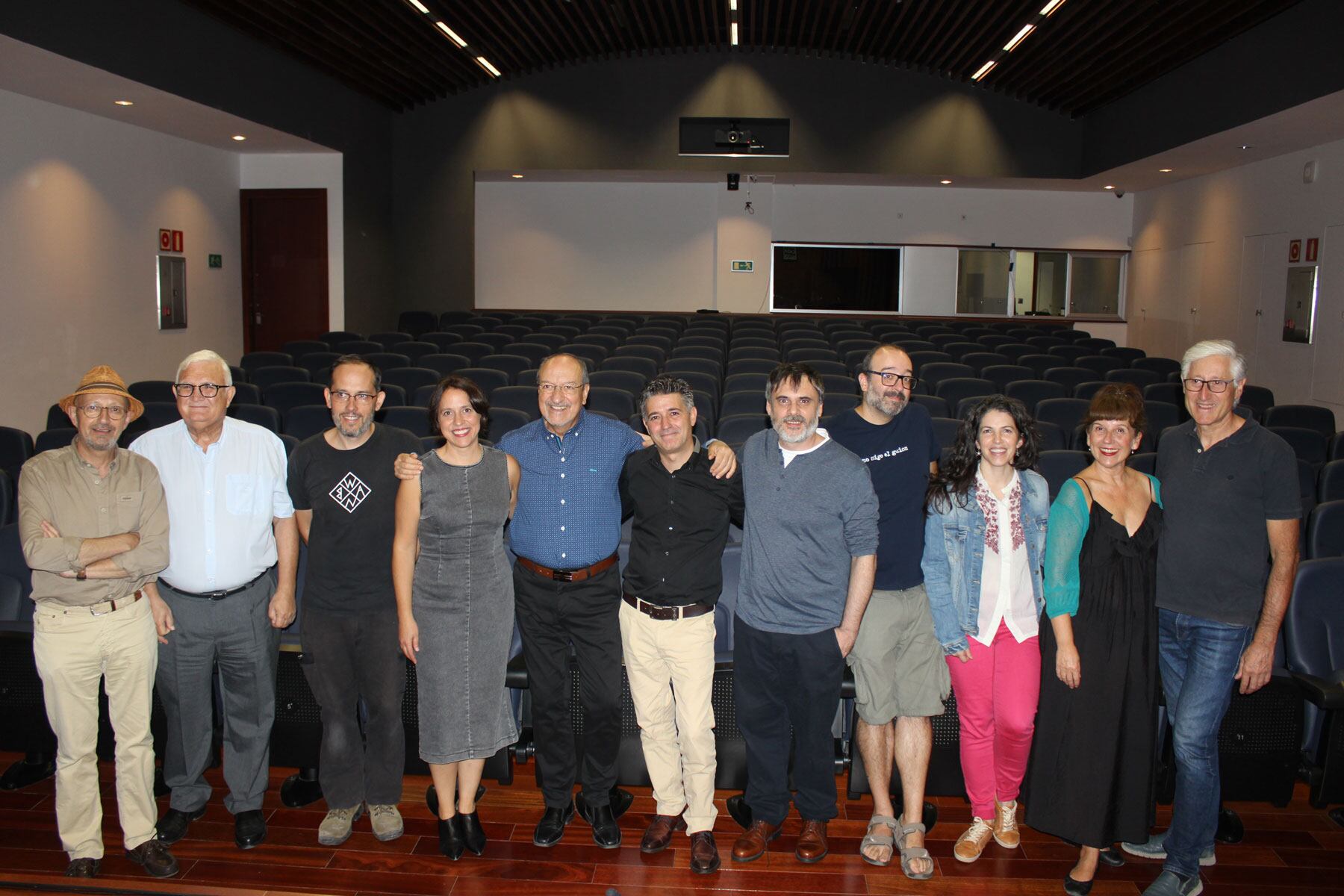 Els components de la Dependent junt al tècnic i director de Ràdio Alcoi, Gonzalo Belenguer i Juan Jordà, al finalitzar la representació al IVAM CADA Alcoi