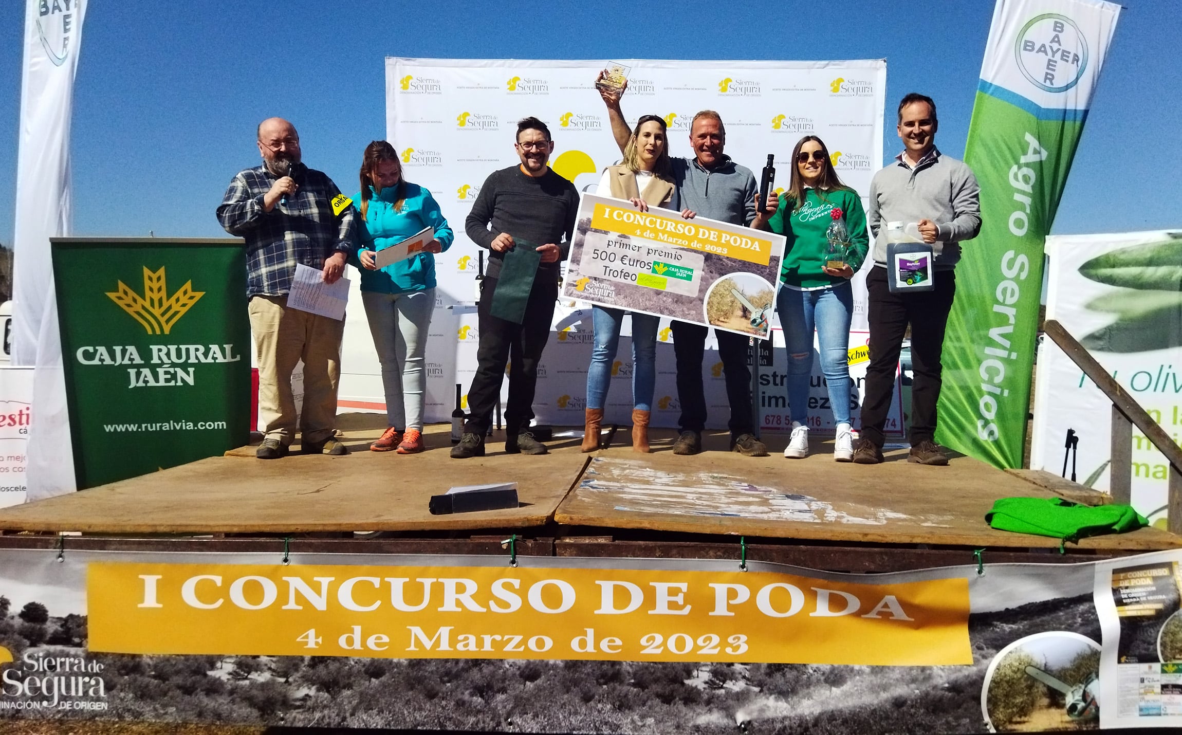 Francisco Mora posa como ganador del I Concurso de Poda de la DO Sierra de Segura.