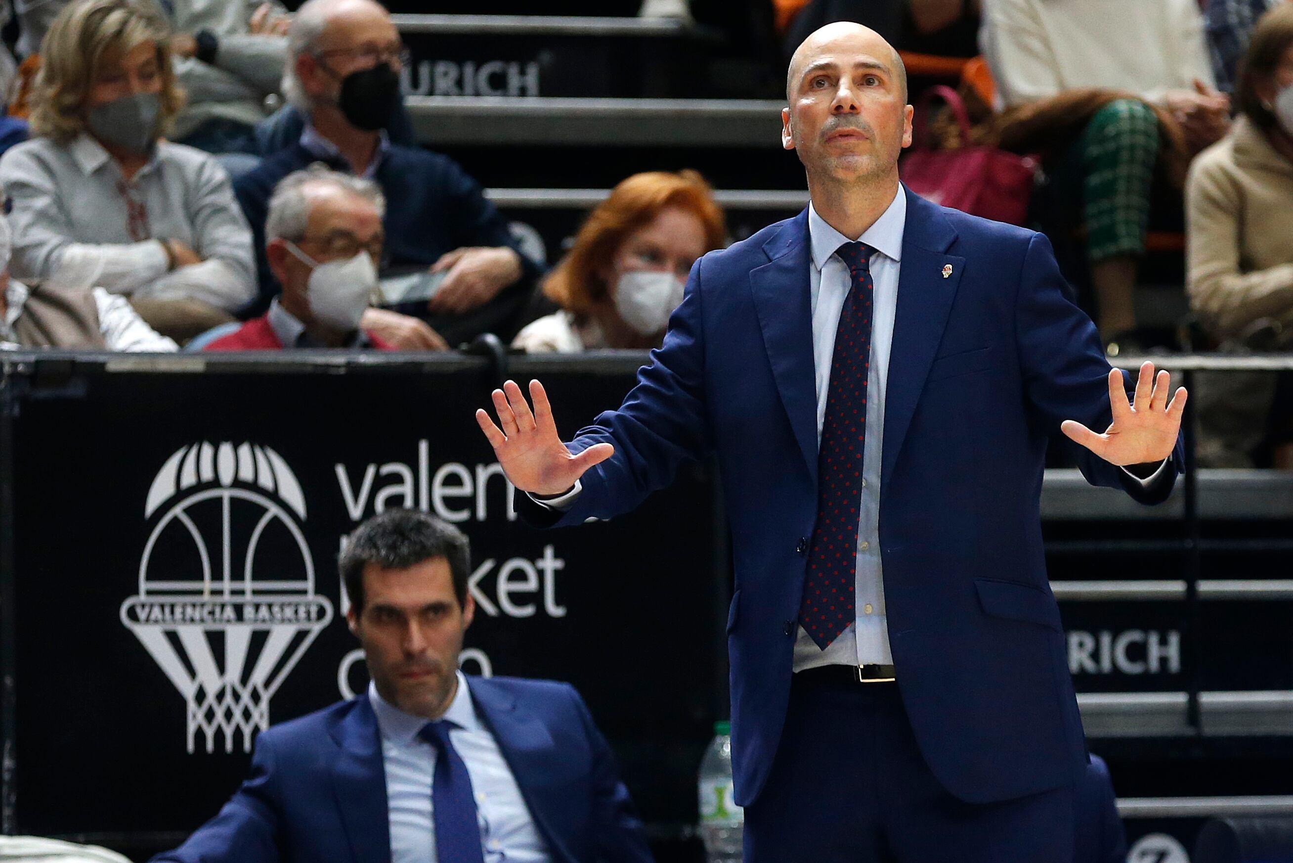 El entrenador del Valencia Basket Joan Peñarroya durante el partido de la jornada 23 de la Liga ACB entre Valencia Basket y Baxi Manresa