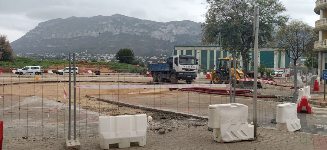 Obras de la rotonda entre las avenidas Joan Fuster y Joan Chabás, enmarcadas en la modernización de la línea 9 del TRAM.