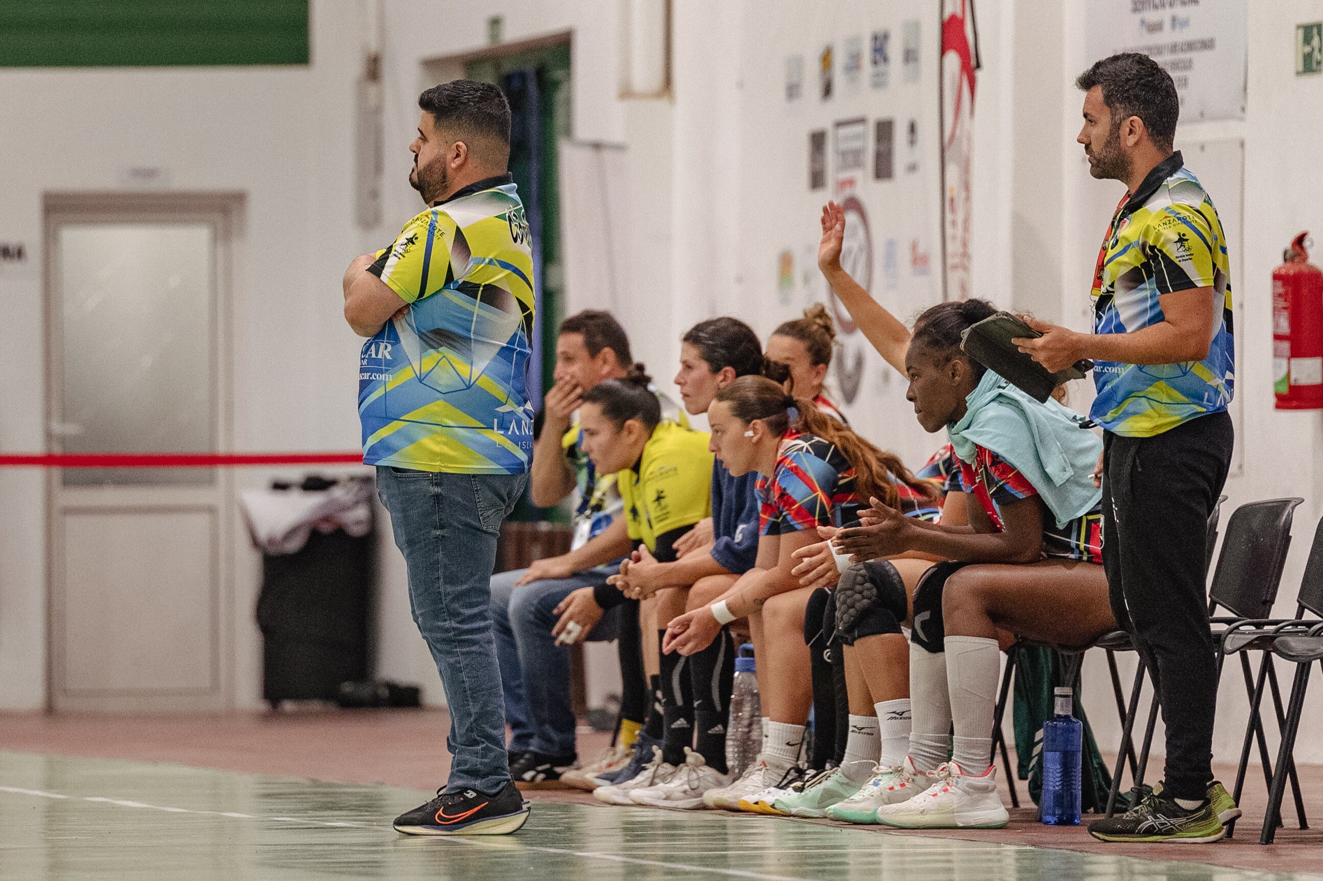 Juan Rivera dirigiendo al Zonzamas Plus Car Lanzarote en un partido de liga.