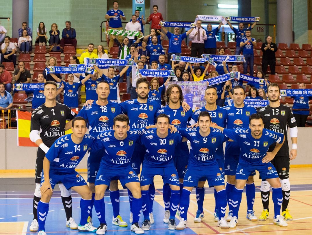 El conjunto valdepeñero durante la foto de grupo en el encuentro de Copa del Rey del pasado martes 