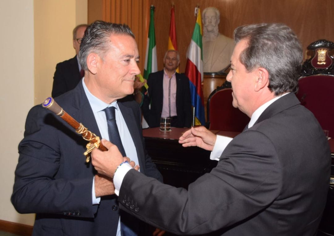 Raúl Caro recibe el bastón de alcaldía de manos de Juan Fernández.