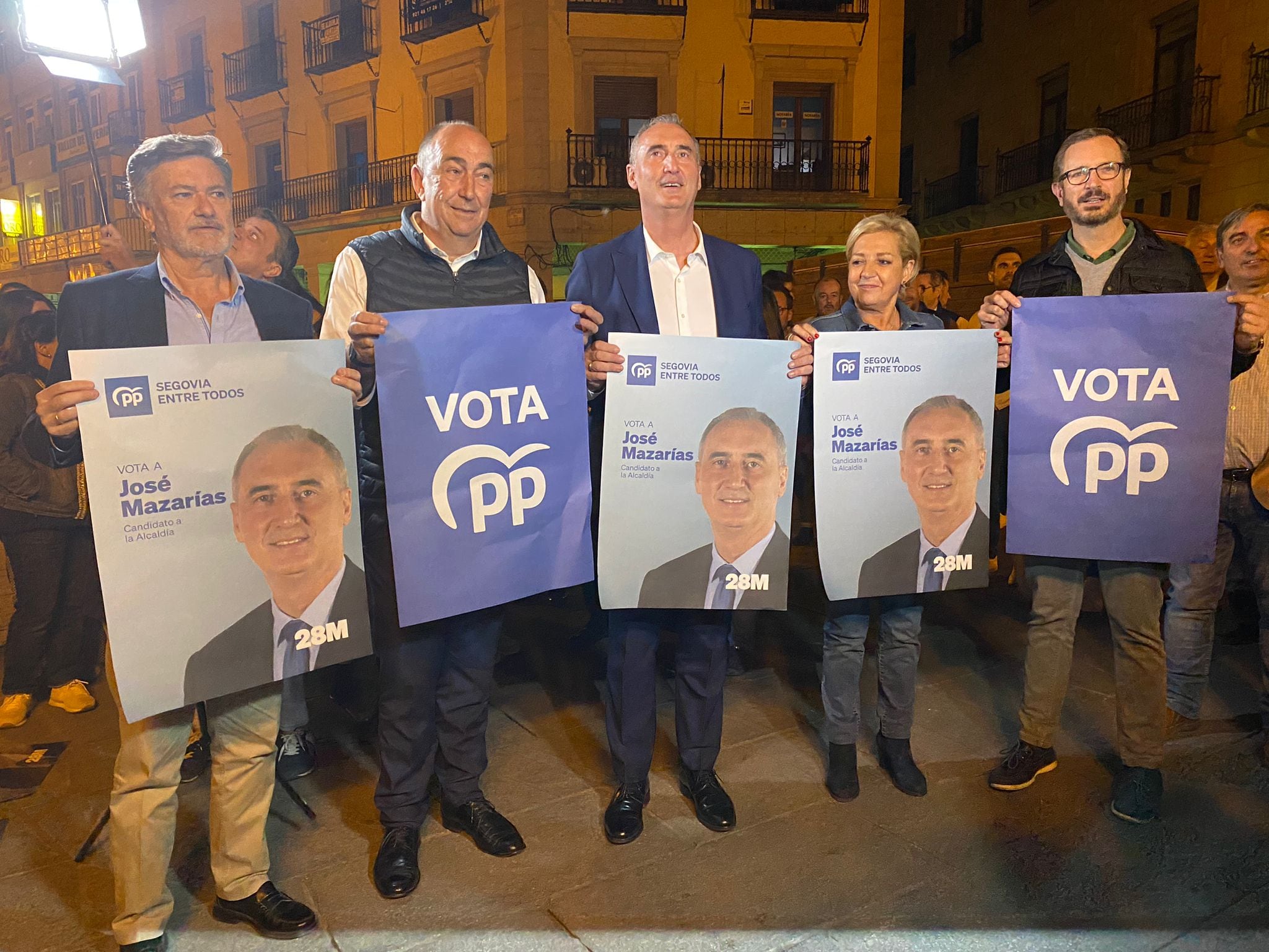 Pegada de carteles del PP en la Avenida del Acueducto