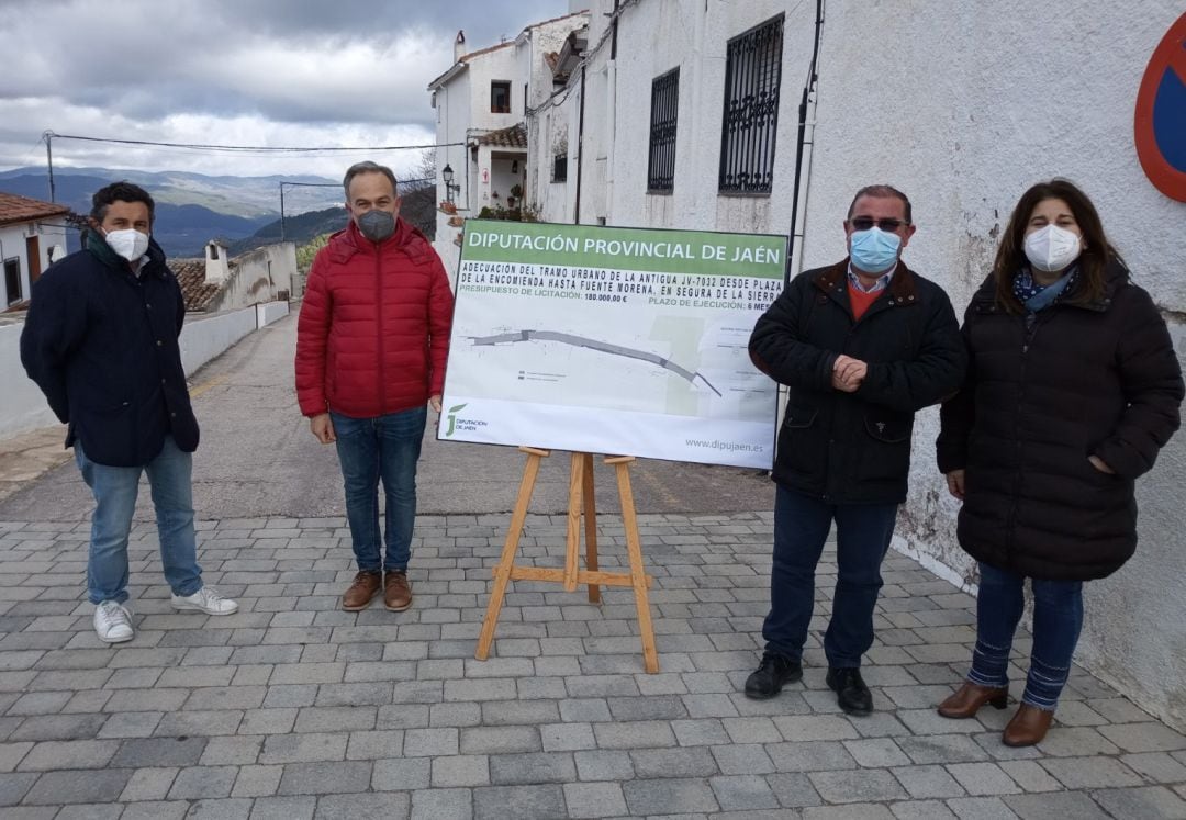 De derecha a izquierda, la alcaldesa de Segura de la Sierra, Esperanza Chinchilla; el diputado de Infraestructuras Municipales, José Castro, y varios técnicos y concejales de la localidad.