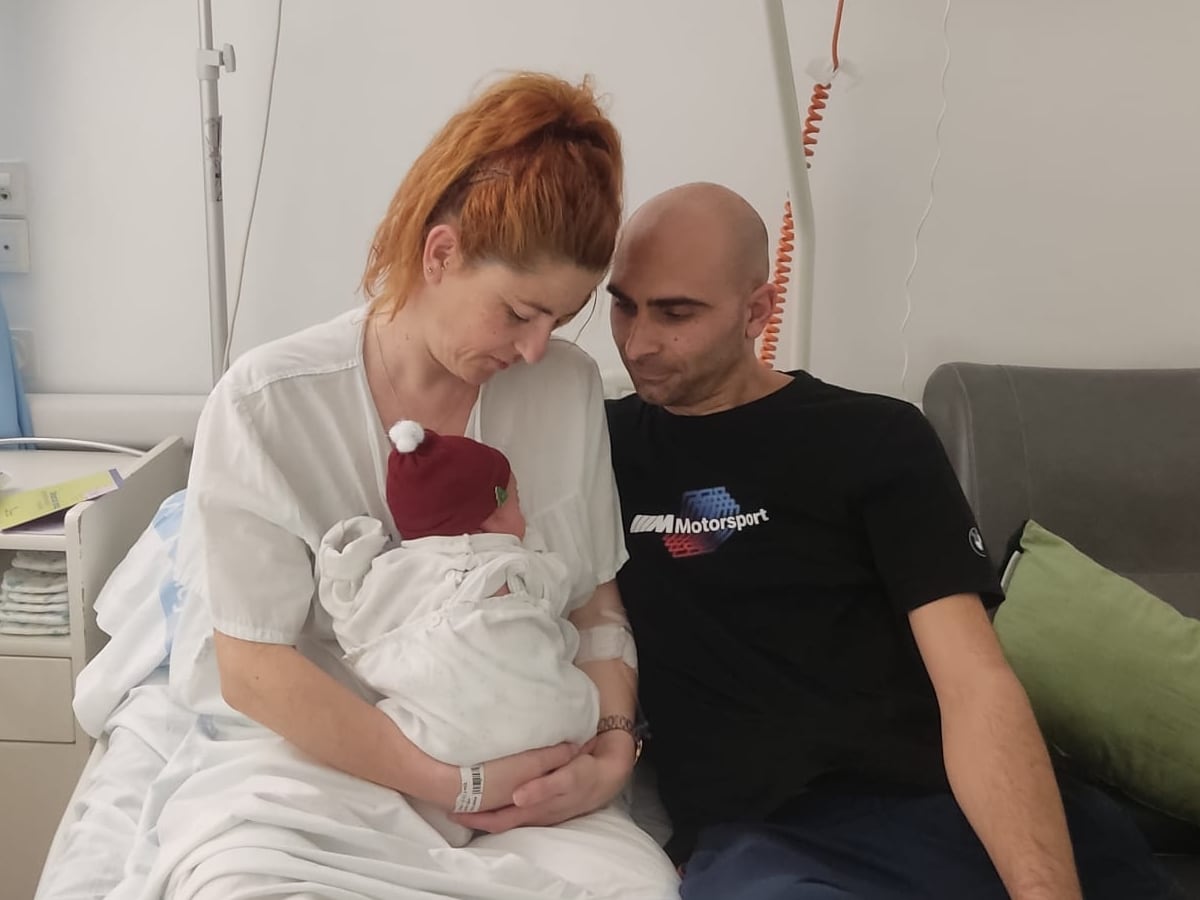 Ian, primer ribereño del año, con sus madre Sara y su padre, Rodrigo