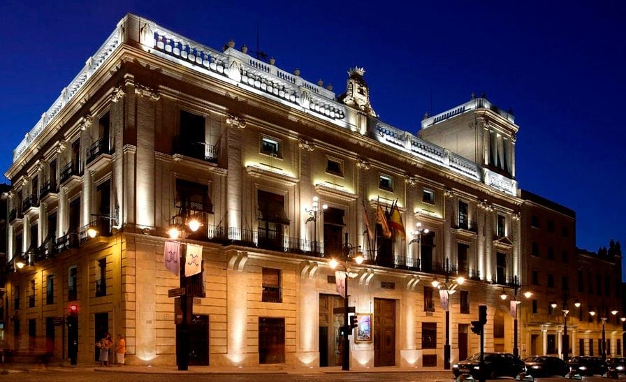 Imagen de archivo del Ayuntamiento de Alcoy iluminado por la noche