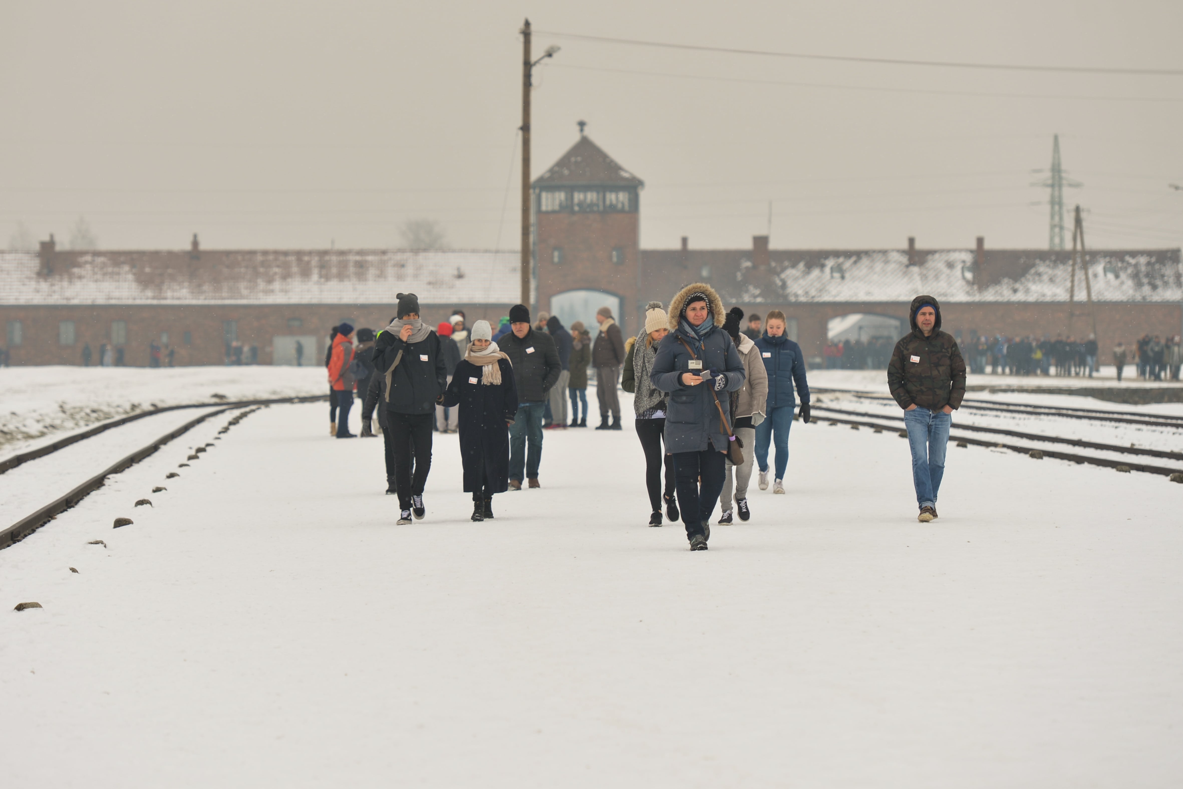 Un grupo visita en invierno el campo de concentración Auschwitz II-Birkenau